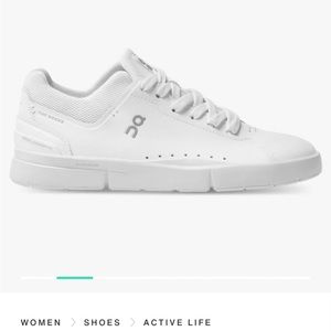 LIKE NEW ON RUNNING ROGER SNEAKERS